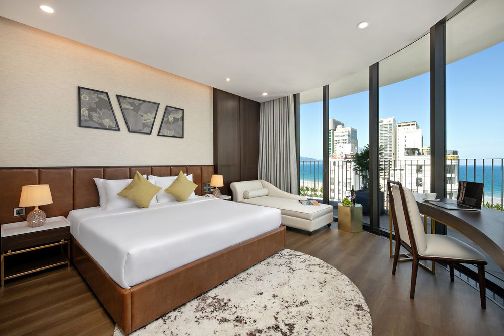 Suite Bathtub Balcony