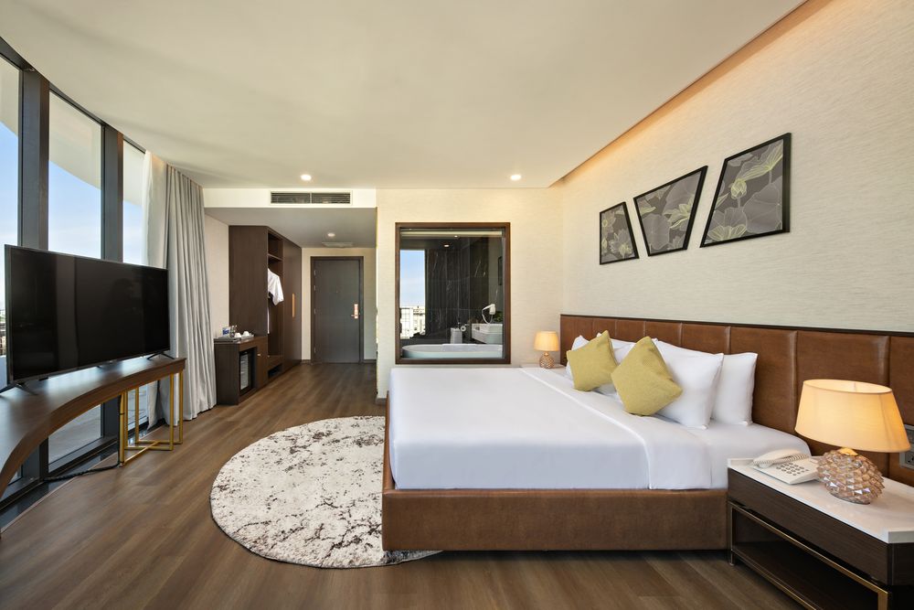 Suite Bathtub Balcony