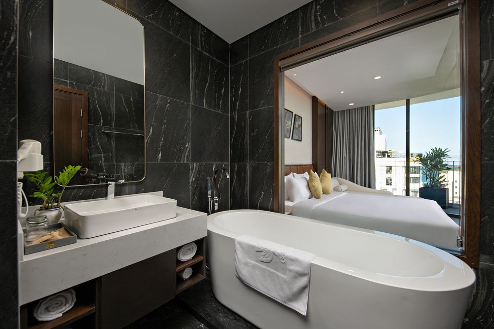 Suite Bathtub Balcony
